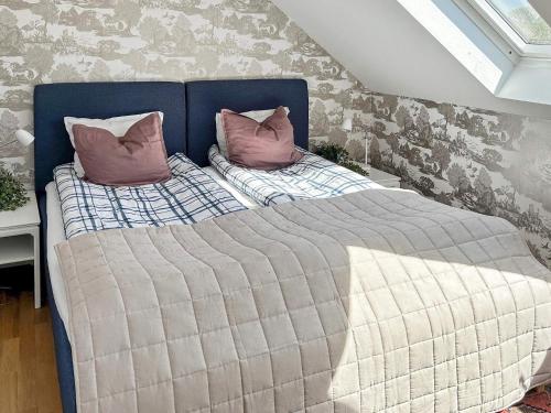 2 camas con almohadas en un dormitorio en Holiday home HELSINGBORG, en Helsingborg