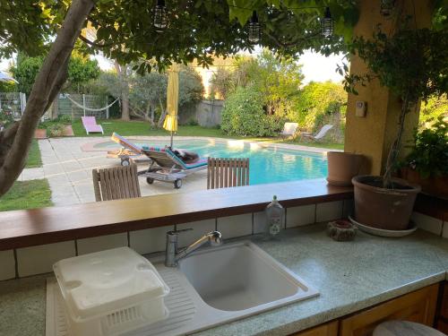 Πισίνα στο ή κοντά στο Studio bord de piscine