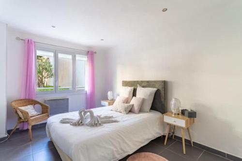 une chambre avec un grand lit et une fenêtre dans l'établissement La Clé T3 Clim, WiFi Balcon et Confort à Toulon, à Toulon