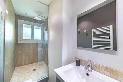 une salle de bain avec un lavabo, une douche et un miroir dans l'établissement La Clé T3 Clim, WiFi Balcon et Confort à Toulon, à Toulon