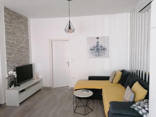 sala de estar con sofá y TV en A'marie Apartments SELF CHECK-IN, en Zadar