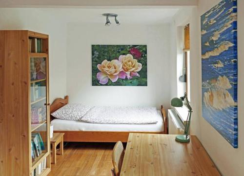 een slaapkamer met een bed en een tafel in een kamer bij Das Meininger Ferienhaus in Meiningen