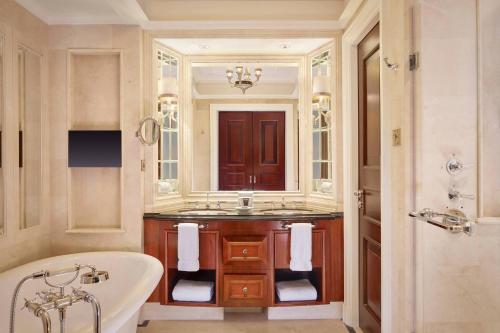Ένα μπάνιο στο The Ritz-Carlton, Guangzhou