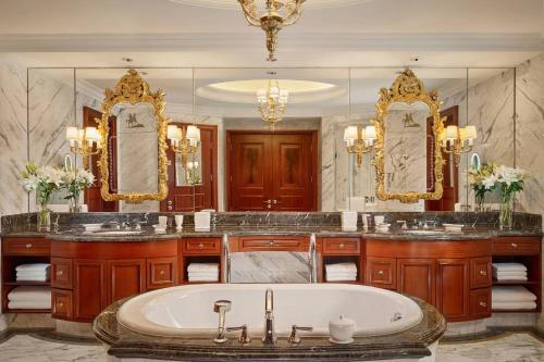 廣州的住宿－广州富力丽思卡尔顿酒店，带浴缸、两个盥洗盆和镜子的浴室