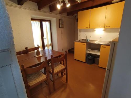 Кухня или мини-кухня в Bienvenue en Transition 48 - Le Cros
