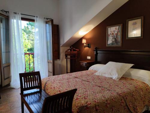 Un dormitorio con una cama grande y una ventana en Las Casonas de Avellaneda en Navia