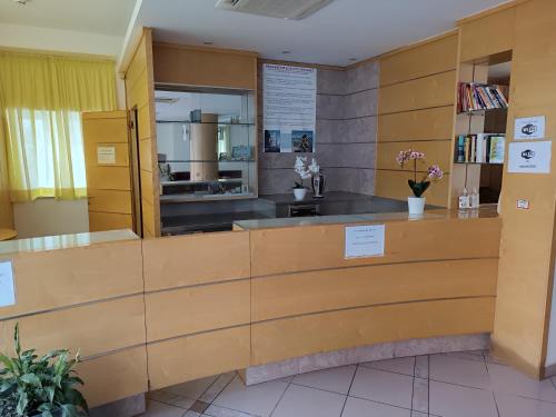 eine Küche mit einer Theke und einem Waschbecken in einem Zimmer in der Unterkunft Residence Queen Mary in Cattolica