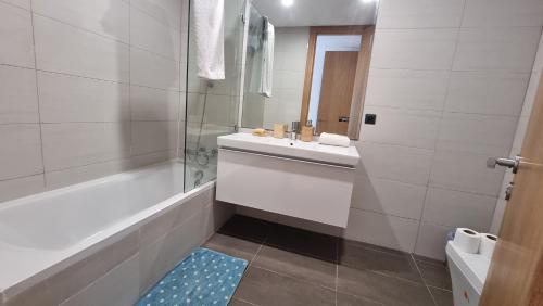 y baño blanco con lavabo y ducha. en Anfa Place en Casablanca