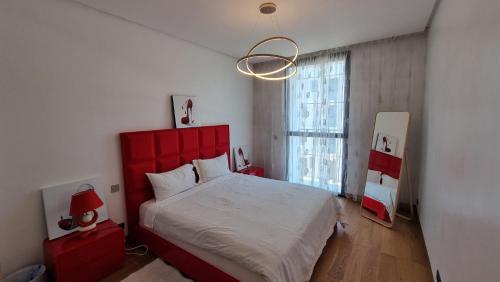 1 dormitorio con 1 cama grande y cabecero rojo en Anfa Place en Casablanca