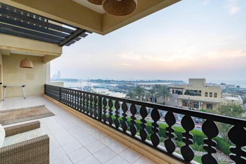 Balkón nebo terasa v ubytování NEW! Amazing Marina front 1B with Balcony in RAK