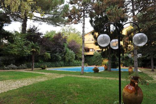ヴェッレトリにあるBenito Al Boscoの庭の灯り