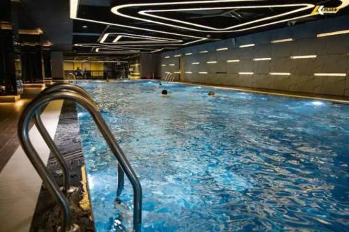 une grande piscine d'eau bleue dans l'établissement Luxury econest - Apartment with swimming pool & gym, à Hanoï