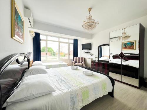 Un dormitorio con una cama grande y una ventana en Villa Nico, en Zadar