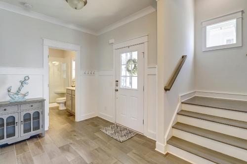um corredor com escadas e uma casa de banho com uma porta em 58 Sandcastle Court em Hilton Head Island