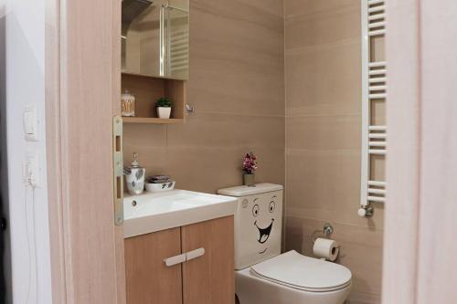 uma casa de banho com um WC e um lavatório em Harmony apartment in Athens em Atenas