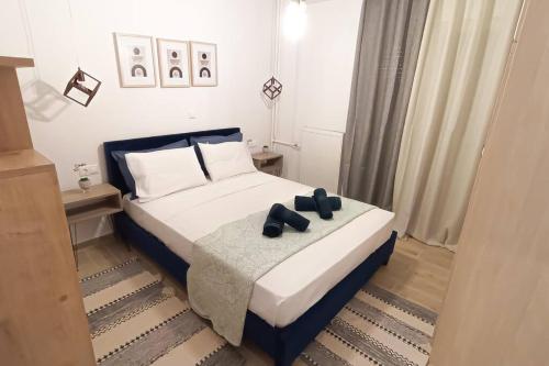 um quarto com uma cama com dois sapatos em Harmony apartment in Athens em Atenas
