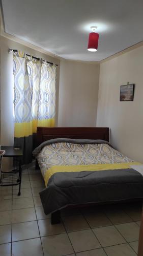 sypialnia z łóżkiem i oknem w obiekcie Pearls Paradise w mieście Nairobi