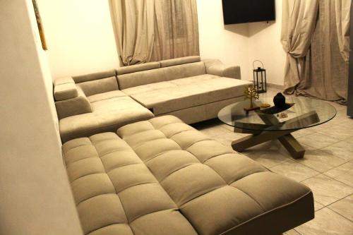 - un salon avec un canapé et une table dans l'établissement Azure Bliss Suites, à Nikiti