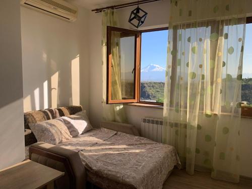 葉瑞文的住宿－NiCE ViEW，一间卧室设有两张床和一个美景窗户。