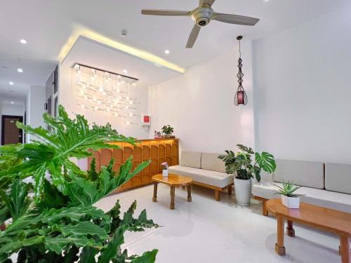 a living room with plants and a ceiling fan at Tuna Hotel Phú Yên in Liên Trì (3)