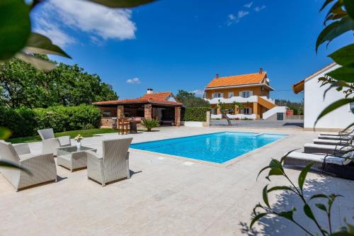 MP Luxury Holiday Home with swimming pool