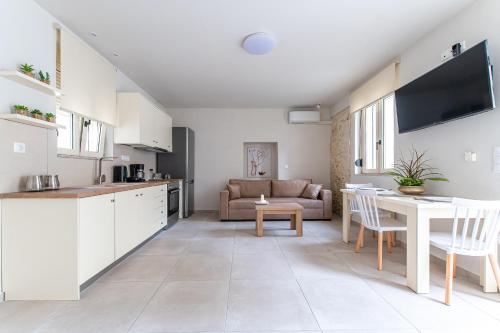 Chrisa's Detached Property near Center with Parking