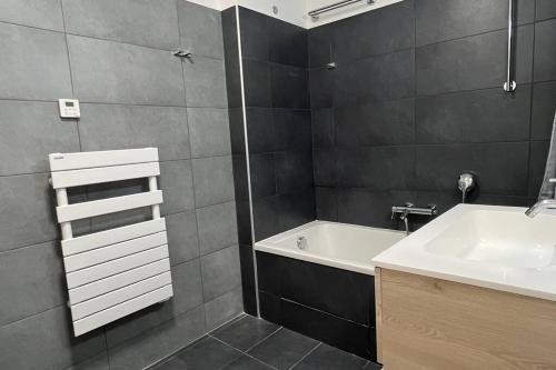 y baño con lavabo y bañera. en D24- T3-Les Hauts du Port-parking-clim-wifi-50m du port, en Bonifacio
