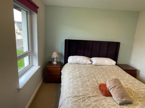Llit o llits en una habitació de 3 bed house with parking near airport