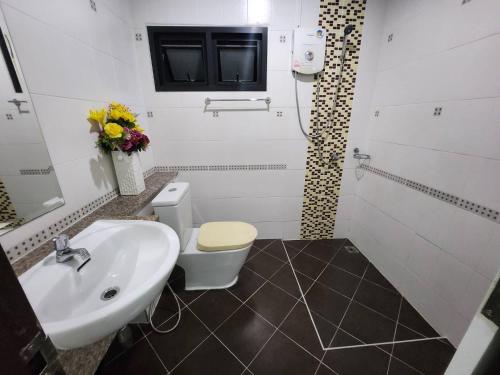 een witte badkamer met een wastafel en een toilet bij Phanason Private Home soi 4 in Kathu