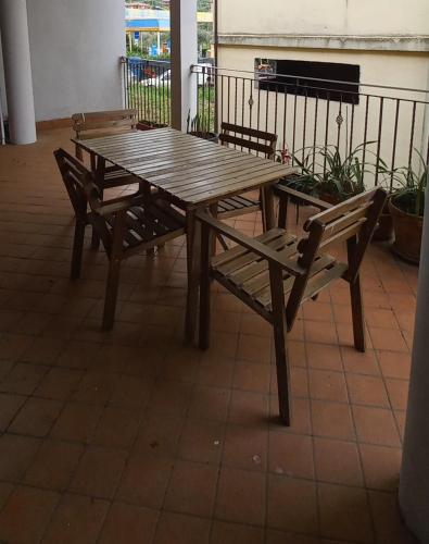Sezze的住宿－Casa tamara，一张木桌和两把椅子以及一张桌子和长凳