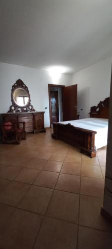 Sezze的住宿－Casa tamara，卧室配有一张床,墙上设有镜子