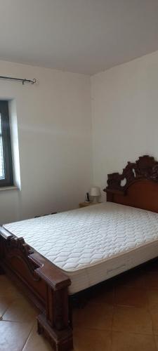 Sezze的住宿－Casa tamara，一间卧室,卧室内配有一张大床