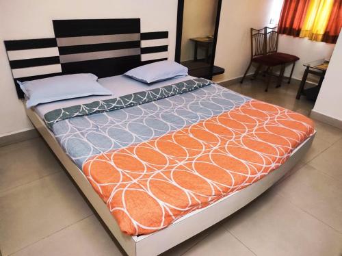 Una cama o camas en una habitación de Hotel Sony Palace, Kolhapur