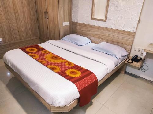 Una cama o camas en una habitación de Hotel Sony Palace, Kolhapur