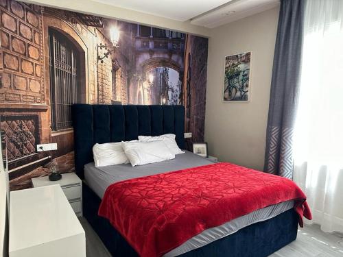 1 dormitorio con cama azul y manta roja en dar rima tanger, en Tánger