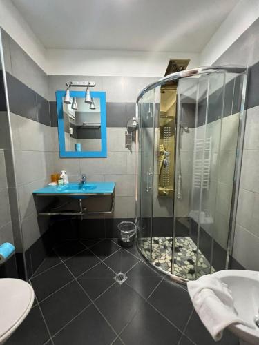 Koupelna v ubytování Hotel Leonardo