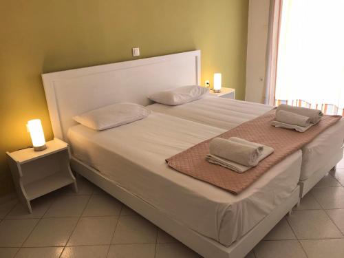 Postel nebo postele na pokoji v ubytování Kavos Central