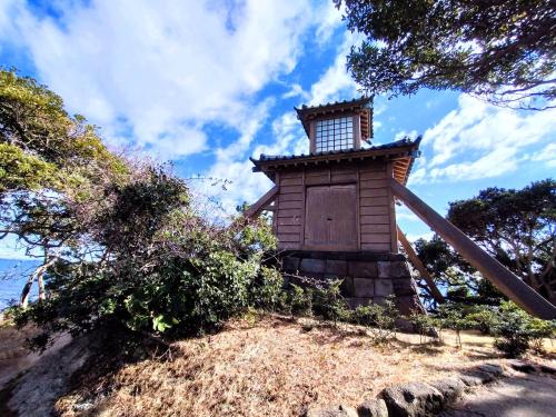 a small building on top of a hill with the sky at 酒と宿と不動産-yado- in Yokosuka