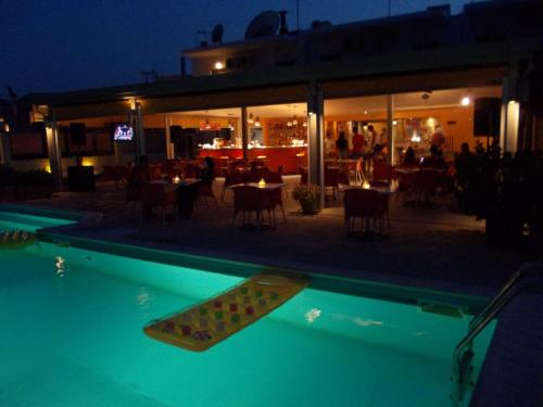 Kavos Centralの敷地内または近くにあるプール
