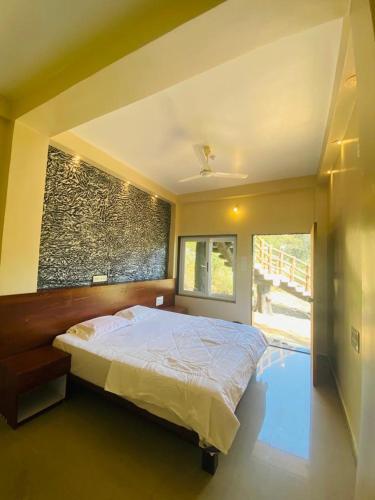 Cama o camas de una habitación en Adventure Inn Dandeli