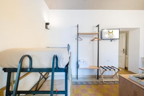 sypialnia z łóżkiem piętrowym w pokoju w obiekcie My Tiny Home Alchemy w Rzymie