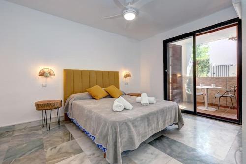 een slaapkamer met een groot bed met gele kussens bij 4 Bedroom Townhouse 200 meters from the Beach! in Estepona