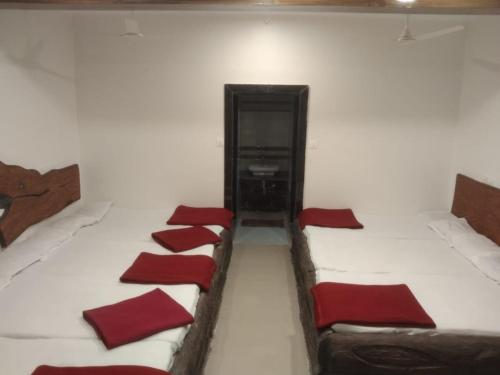 Cama o camas de una habitación en Adventure Inn Dandeli