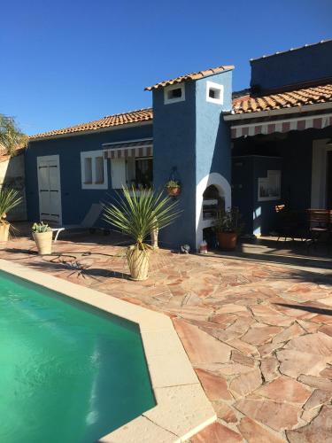 une maison avec une piscine devant une maison dans l'établissement Mon petit coin de paradis, à Solliès-Pont