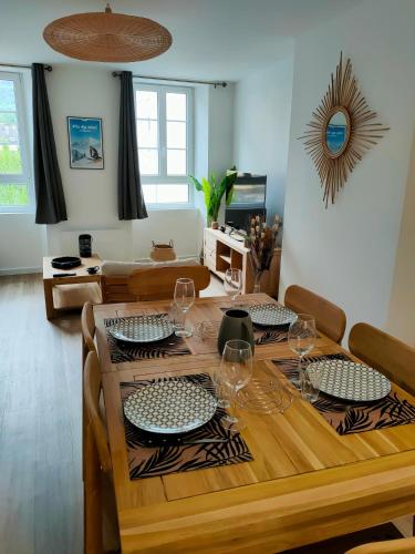 une table de salle à manger avec des verres à vin dessus dans l'établissement Superbe T2 Aux Pieds des Cimes, lumineux, calme, classé 4 étoiles, à Bagnères-de-Bigorre
