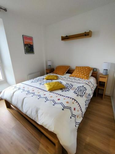 une chambre avec un grand lit dans une pièce dans l'établissement Superbe T2 Aux Pieds des Cimes, lumineux, calme, classé 4 étoiles, à Bagnères-de-Bigorre