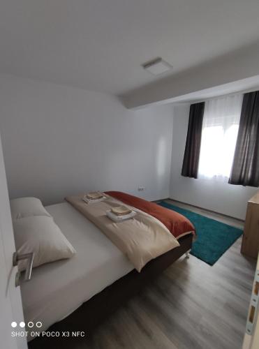 Un dormitorio con una cama grande y una ventana en Apartman Anelija en Nevesinje