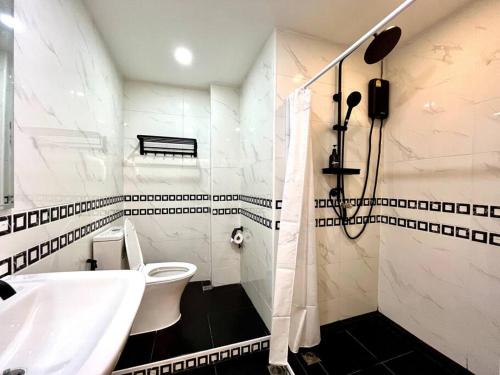 uma casa de banho com um lavatório, um WC e uma banheira em DiscoveryHome2 at Pratunammarket em Bangkok