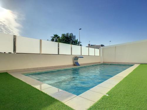 - une piscine sur le côté d'un bâtiment dans l'établissement Levansur Apartment - 9109, à San Pedro del Pinatar