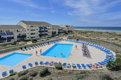 - une vue aérienne sur la piscine d'un complexe dans l'établissement Bel appartement en bord de mer avec piscine, à Lacanau-Océan